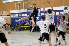 Steigt am höchsten: Kriens' Benjamin Steiger (links) gegen drei Gossauer. (Bild: Roger Zbinden/Neue LZ)
