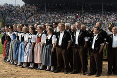 Jodlerinnen und Jodler erfreuen das Publikum. (Bild: Keystone)