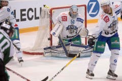 Zug-Torhüter Tobias Stephan wehrt einen Puck ab. (Bild: Marcel Bieri / Keystone)