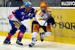 Kloten Flyers Verteidiger Philippe Schelling, links, gegen EV Zug Stuermer Pierre-Marc Bouchard waehrend dem Eishockey-Meisterschaftsspiel der National League A zwischen den Kloten Flyers und dem EV Zug am Freitag, 31. Oktober 2014, in der Kolping Arena in Kloten. (PHOTOPRESS/Patrick B. Kraemer) (Bild: PATRICK B. KRAEMER)