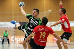 Der Krienser Tobias Baumgartner (links) gegen Pfadis Dino Bajram. (Bild: Philipp Schmidli)
