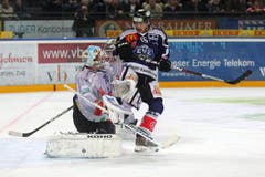 Zugs Sven Lindemann (rechts) gegen Biels Reto Berra. (Bild: Philipp Schmidli / Neue LZ)
