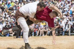 Bruno Noetzli (links) und Christian Bucher schwingen im 5. Gang gegeneinander. (Bild: Keystone / Alexandra Wey)
