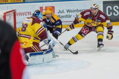 Goalie Michael Flückiger und Goran Bezina von Servette retten vor Pierre-Marc Bouchard vom EVZ. (Bild: SIGI TISCHLER)