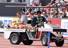 Victor Garcia aus Spanien erlitt beim 3000-Meter-Lauf einen Kollaps und musste vom Platz gefahren werden. (Bild: Keystone)