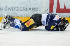Zugs Josh Holden liegt nach einem Foul am Boden. Im Gegenzug erhöht Lugano auf 0:3. Das Foul blieb ungeahndet. (Bild: Keystone / Alexandra Wey)
