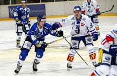 Zugs Fabio Arnold (links) im Duell mit Xeno Büsser (Bild: Werner Schelbert / Neue ZZ)