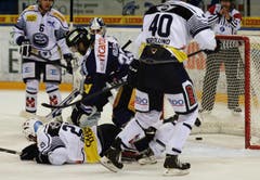 Zugs Josh Holden erzielt aus einem Gewühl heraus das 3:2. (Bild: Keystone)