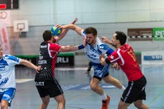 Tobias Baumgartner wird zurückgehalten. (Bild: Roger Grütter)