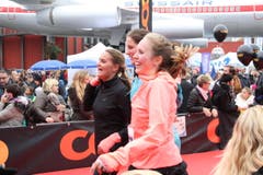 Einige der 10'000 Siegerinnen und Sieger beim Zieleinlauf. (Bild: Ramona Geiger/ Claude Hagen/LZ)