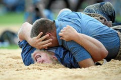 Willy Graber (oben) gewinnt im 3. Gang (Bild: Swiss-Image)