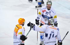 Die Zuger Pierre-Marc Bouchard, Josh Holden und Robbie Earl (von links) jubeln nach dem 1:2. (Bild: Keystone)