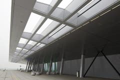 Die neue Zuschauerterrasse auf dem neuen Dock B (Bild: Keystone / Alessandro della Bella)