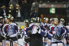 Konsternation bei den EVZ-Spielern nach dem Halbfinal-Aus. (Bild: Stefan Kaiser/Neue ZZ)