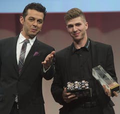Lino Martschini ist Aufsteiger des Jahres, hier mit Moderator Jann Billeter. (Bild: Keystone)