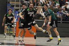 Kriens Boris Stankovic (Mitte) gegen Diomidis Argous Charalampos Mallios (links) und Davor Taskovic. (Bild: Philipp Schmidli/Neue LZ)