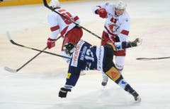 Der Zuger Alessio Bertaggia (unten) stürzt vor dem Lausanner John Gobbi (rechts). (Bild: Keystone / Urs Flüeler)