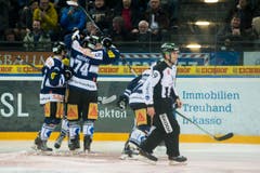 Die Zuger feiern ein Tor. (Bild: Keystone)