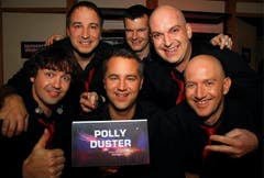 Vetraten die Innerschweiz: Die Schwyzer Gruppe 'Polly Duster' mit Beat Schibli, Roman Berri, Mike Heusser (unten von links) sowie Thomas Kälin, Richard Betschart, Roger Schönenberger (oben von links). (Bild: André Häfliger)