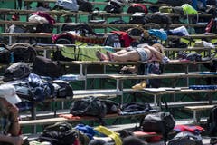 Eine Zuschauerin entspannt bei einem Nickerchen in einer Pause zwischen den Gängen. (Bild: Keystone / Alexandra Wey)