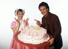 Ursula Schäppi (als Göre Ursula) und Moderator Kurt Felix feiern Geburtstag in «Supertreffer» im Jahr 1988. (Bild: SRF)