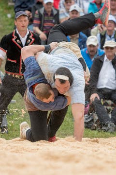Joel Wicki, links, und Daniel Bösch im 4. Gang. (Bild: Urs Flüeler, Keystone / Rigi Staffel, 09.07.2017)