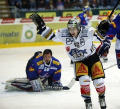 EV Zug Stürmer Lino Martschini feiert den ersten Zuger Treffer zum 0-1 gegen Kloten Flyers Torhüter Ronnie Rüeger.