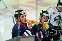 Timo Helbling (links) und Fabian Lüthi stärken sich mit isotonischen Getränken. (Bild: Roger Grütter/Neue LZ)