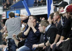 Enttäuschte EVZ-Fans nach Spielende. (Bild: Stefan Kaiser / Neue ZZ)