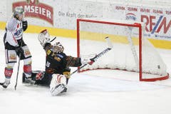 Der Zuger Bjoern Christen erzielt das Tor zum 5:6.