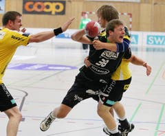Geblockt Andreas Keel: Tom Hofstetter vom HC Kriens-Luzern. (Bild: Philipp Schmidli/Neue LZ)