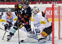 Torhüter Tobias Stephan (rechts) wehrt den Berner Cory Conacher (mitte) ab. (Bild: Keystone/Lukas Lehmann)