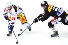 Zugs Fabian Schnyder (links) gegen Luganos Raffaele Sannitz (Bild: Samuel Golay / Keystone)