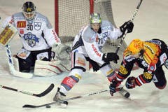 Torhüter Jussi Markkanen und Yannick Blaser bremsen Gottéron-Topskorer Julien Sprunger. (Bild: Keystone)
