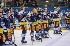 Enttäuschte Gesichter beim EVZ nach dem vorzeitigen Out. (Bild: Urs Flüeler / Keystone)