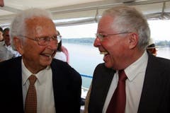 Walter Roderer an seinem 90. Geburtstag mit Christoph Blocher. (Bild: Archiv Neue LZ)