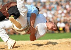 Matthias Sempach (oben) legt im 4. Gang Reto Noetzli (unten) auf den Rücken (Bild: Swiss-Image)