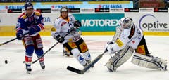 EVZ-Torhüter Tobias Stephan (rechts) klärt gegen den heranstürmenden Romano Lemm von den Kloten Flyers (ganz links). (Bild: Keystone / Patrick B. Krämer)