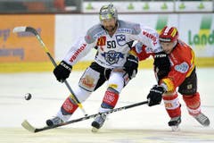 Glen Metropolit hält sich Marc Wieser vom Leib. (Bild: Keystone)