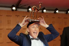 Als "King of Comedy" wurde Komiker Otto Waalkes mit einem Bambi geehrt - der Komiker bedankte sich jodelnd. Ebenfalls ausgezeichnet: Die Künstler der Vox-Musikshow "Sing meinen Song - Das Tauschkonzert". (Bild: AP / Markus Schreiber)