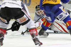 Der Zuger Goalie Jussi Markkanen hat die Scheibe im Visier. (Bild: Keystone)
