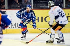 Zugs Josh Holden (rechts) gegen Roman Wick (Bild: Keystone)