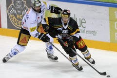Tim Ramhold vom EVZ, links, gegen Luganos Linus Klasen. (Bild: CARLO REGUZZI)