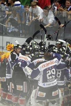 Die Zuger Spieler feiern den 4:3 Sieg. (Bild: Keystone/Urs Flüeler)