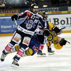 Josh Holden (links) gegen Sandro Rizzi vom HCD. (Bild: Keystone/Sigi Tischler)