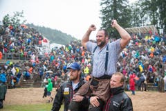 Thomas Sempach feiert seinen Festsieg. (Bild: KEYSTONE/Urs Flueeler)