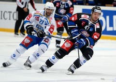 Der Zürcher Derek Smith, rechts, und der Zuger Josh Holden, links, im Zweikampf. (Bild: Keystone)