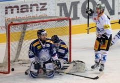 Lino Martschini (rechts), Ambri-Verteidiger Alain Birbaum (links) und Torhüter Sandro Zurkichen nach dem 0:1 für Zug. (Bild: Keystone / Samuel Golay)