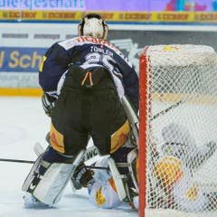 Zug-Goalie Michael Tobler im Duell mit Gottérons Benny Plüss (Bild: Keystone)