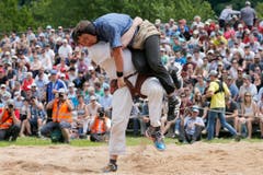Andi Imhof, links, und Adrian Gander, rechts, im 5. Gang beim 95. Urner Kantonalen Schwingfest am Sonntag in Schattdorf. (Bild: Keystone/ALEXANDRA WEY)